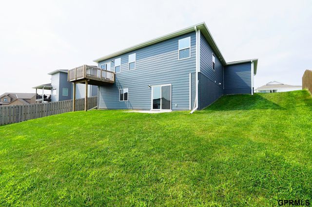 225 N 10th Avenue, Springfield, NE 68059