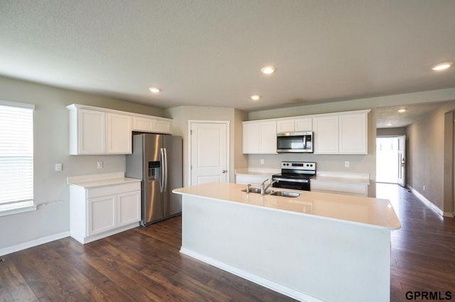 225 N 10th Avenue, Springfield, NE 68059