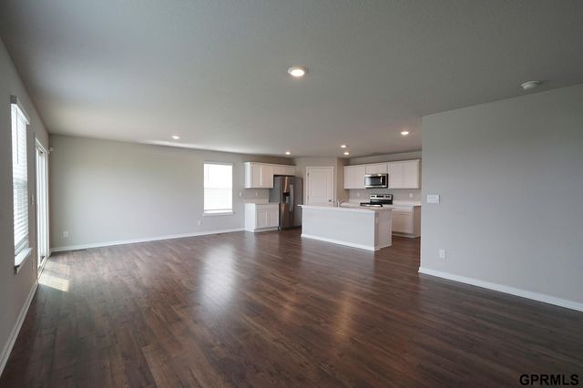 225 N 10th Avenue, Springfield, NE 68059