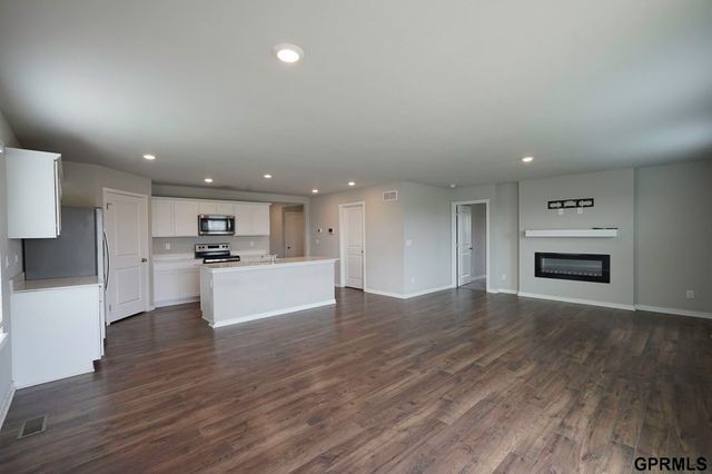 225 N 10th Avenue, Springfield, NE 68059