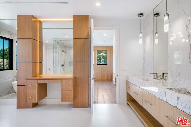 16866 Mooncrest Drive, Encino (los Angeles), CA 91436