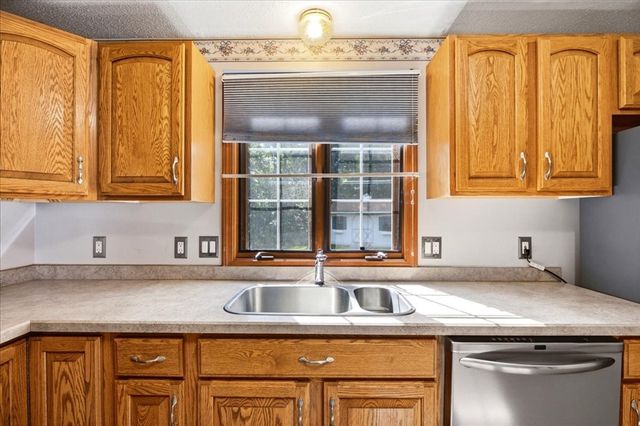 18 Scott Hollow Dr, Holyoke, MA 01040