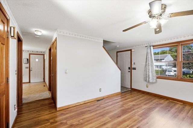 18 Scott Hollow Dr, Holyoke, MA 01040