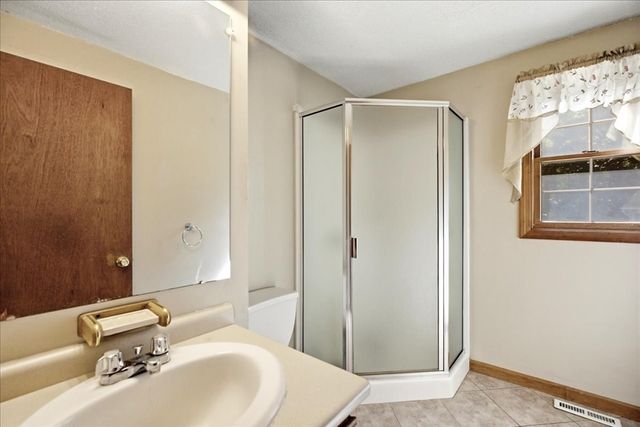 18 Scott Hollow Dr, Holyoke, MA 01040