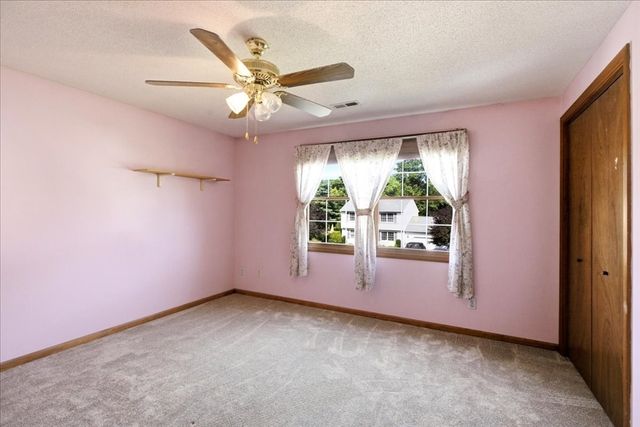 18 Scott Hollow Dr, Holyoke, MA 01040