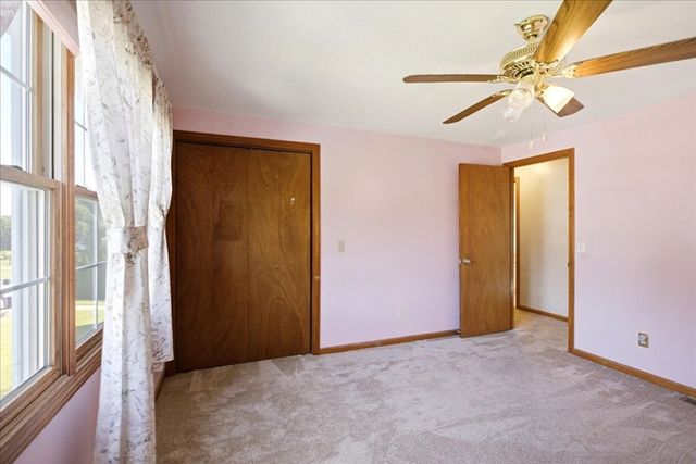 18 Scott Hollow Dr, Holyoke, MA 01040