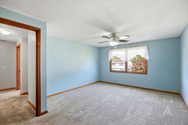 18 Scott Hollow Dr, Holyoke, MA 01040