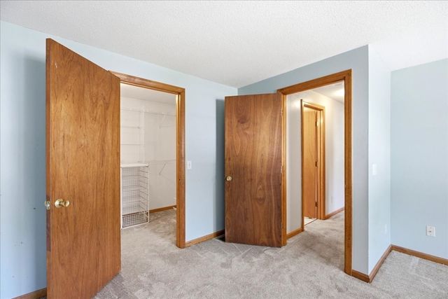 18 Scott Hollow Dr, Holyoke, MA 01040
