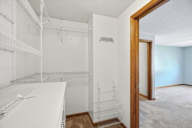 18 Scott Hollow Dr, Holyoke, MA 01040