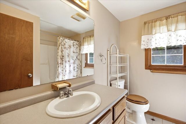 18 Scott Hollow Dr, Holyoke, MA 01040