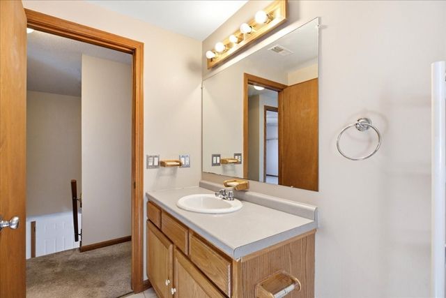 18 Scott Hollow Dr, Holyoke, MA 01040