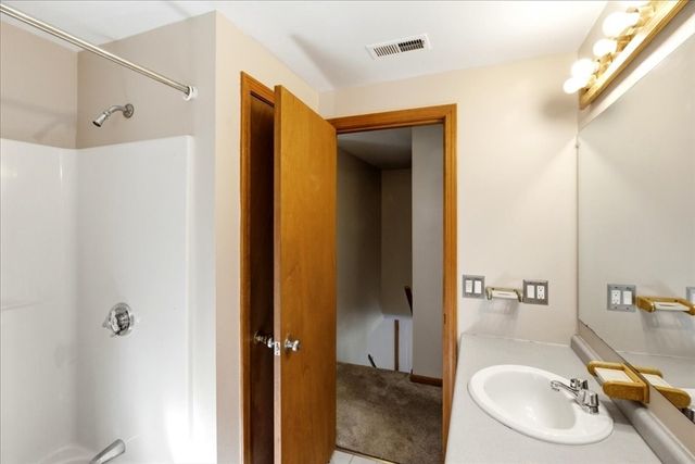 18 Scott Hollow Dr, Holyoke, MA 01040