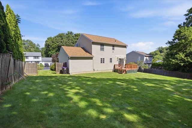 18 Scott Hollow Dr, Holyoke, MA 01040