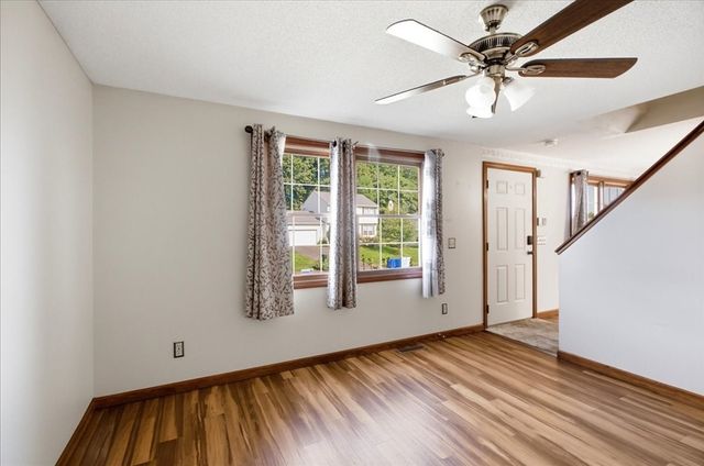 18 Scott Hollow Dr, Holyoke, MA 01040