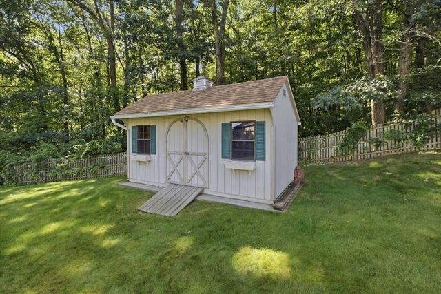 18 Scott Hollow Dr, Holyoke, MA 01040