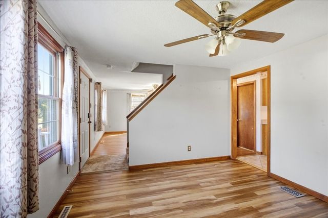 18 Scott Hollow Dr, Holyoke, MA 01040