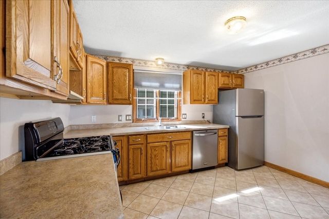 18 Scott Hollow Dr, Holyoke, MA 01040