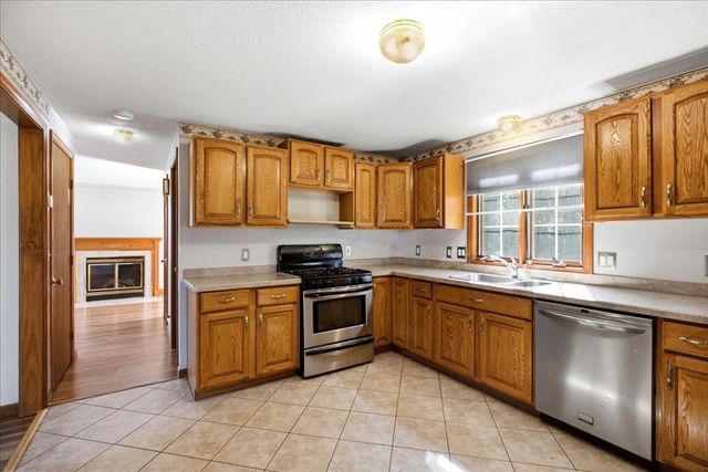 18 Scott Hollow Dr, Holyoke, MA 01040