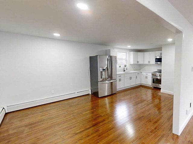 44-46 Willard St 44, Lowell, MA 01850
