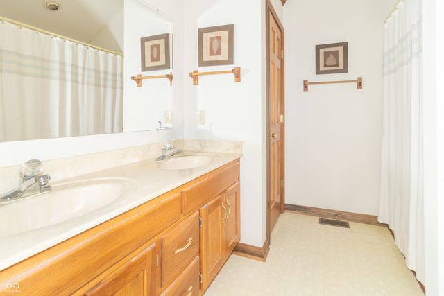 385 N Summerfield Drive, Greenfield, IN 46140