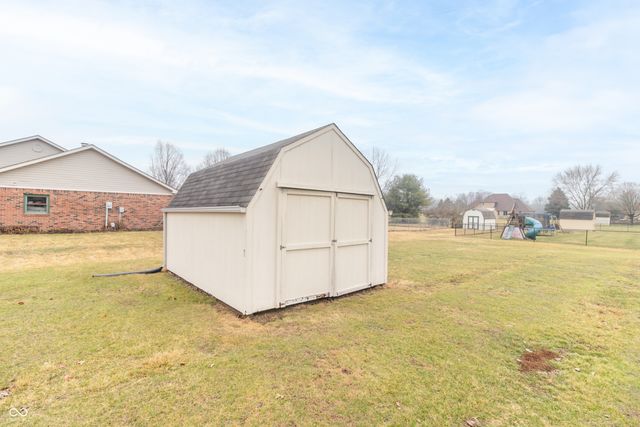 385 N Summerfield Drive, Greenfield, IN 46140