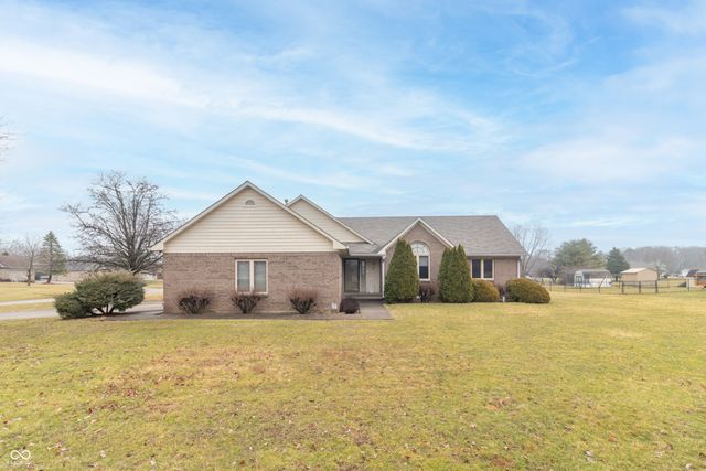 385 N Summerfield Drive, Greenfield, IN 46140
