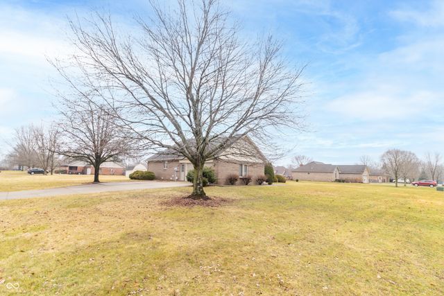 385 N Summerfield Drive, Greenfield, IN 46140