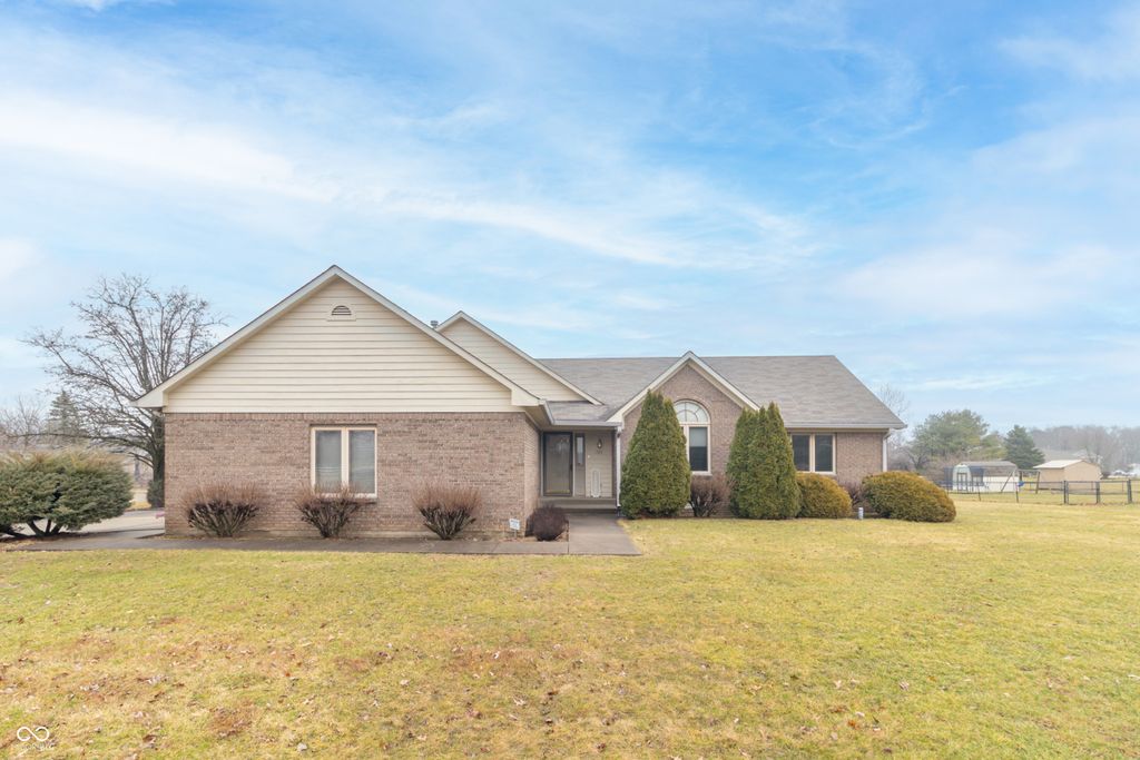 385 N Summerfield Drive, Greenfield, IN 46140