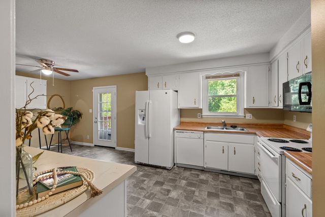 1849 Patricia Dr, Clarksville, TN 37040