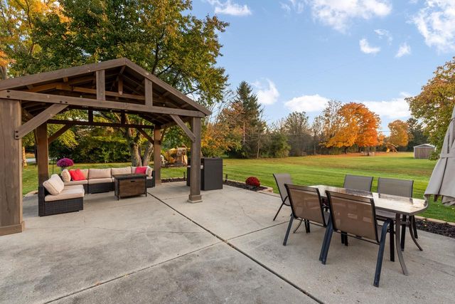 W275S8960 Hidden Lakes DRIVE, Mukwonago, WI 53149