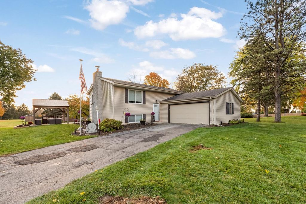 W275S8960 Hidden Lakes DRIVE, Mukwonago, WI 53149