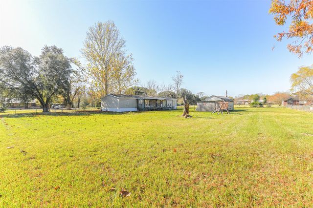 18 County Road 2236, Cleveland, TX 77327