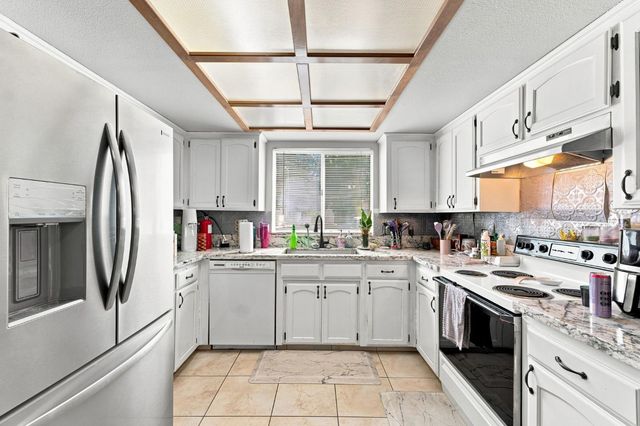 9673 N Sharon Avenue, Fresno, CA 93720