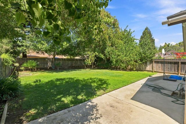 9673 N Sharon Avenue, Fresno, CA 93720