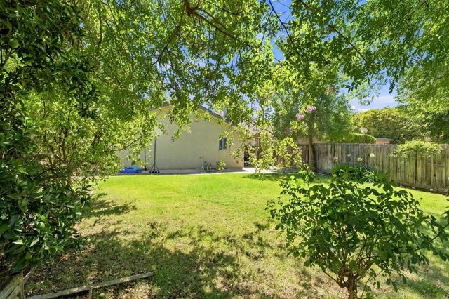 9673 N Sharon Avenue, Fresno, CA 93720