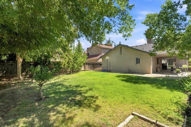 9673 N Sharon Avenue, Fresno, CA 93720