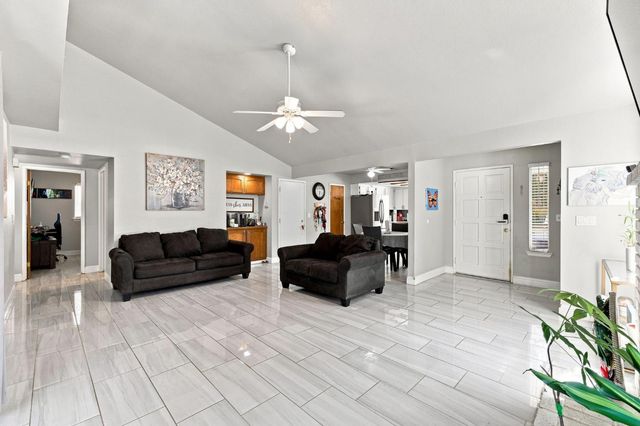 9673 N Sharon Avenue, Fresno, CA 93720