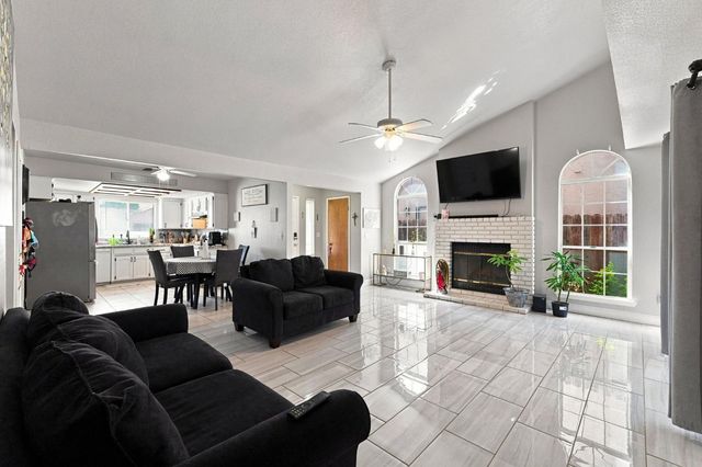 9673 N Sharon Avenue, Fresno, CA 93720