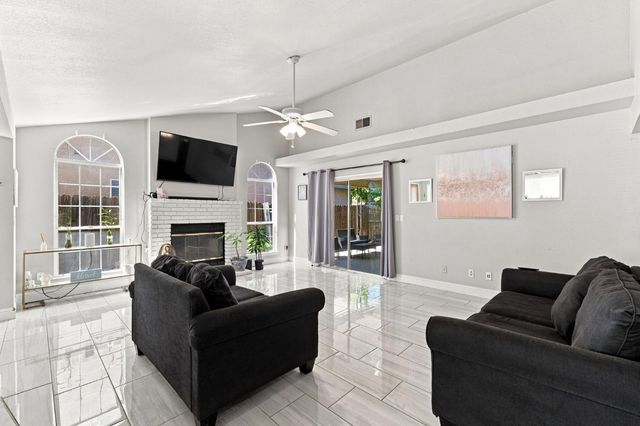 9673 N Sharon Avenue, Fresno, CA 93720