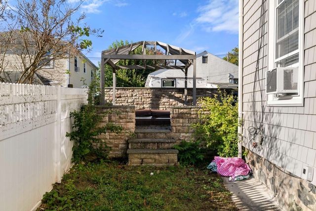 76 Taft Ave 1, Newton, MA 02465