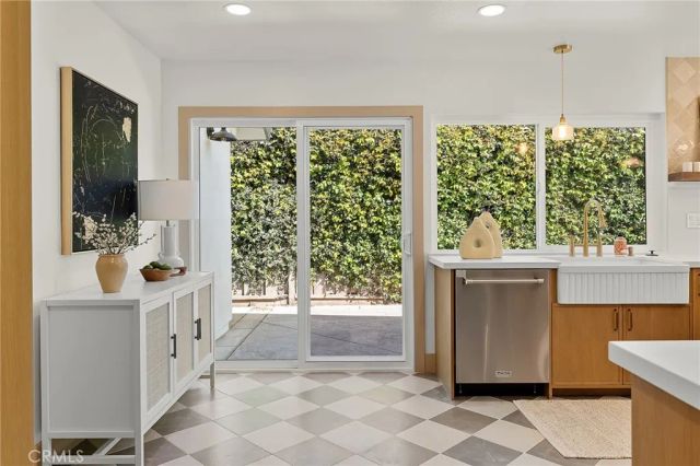 418 W Carol, Santa Ana, CA 92707