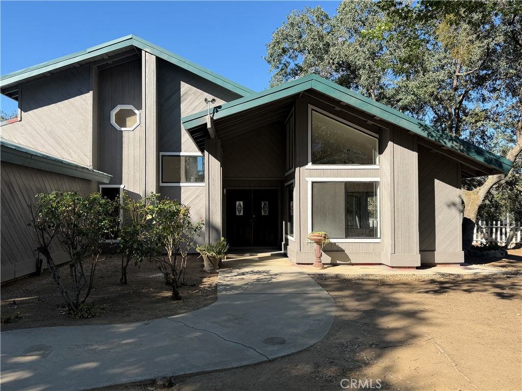 Image 2 of property listing at 29642 Hart Oaks Drive, Keene, CA 93531