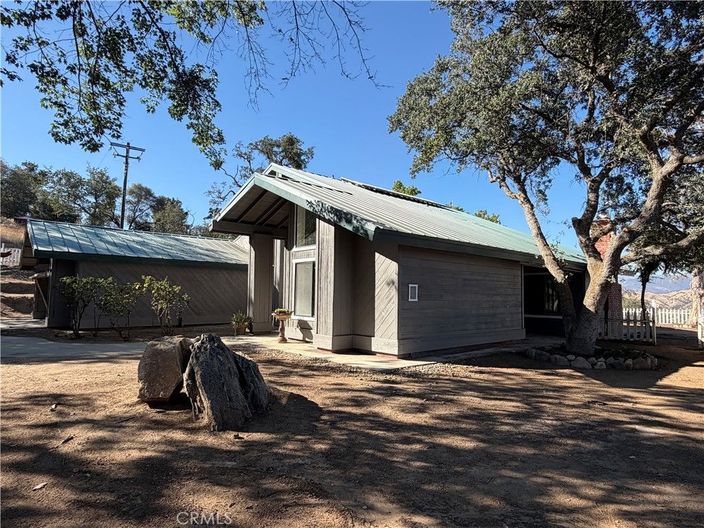 Image 3 of property listing at 29642 Hart Oaks Drive, Keene, CA 93531