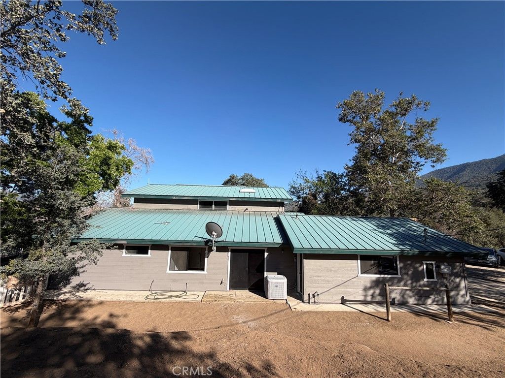 Image 8 of property listing at 29642 Hart Oaks Drive, Keene, CA 93531