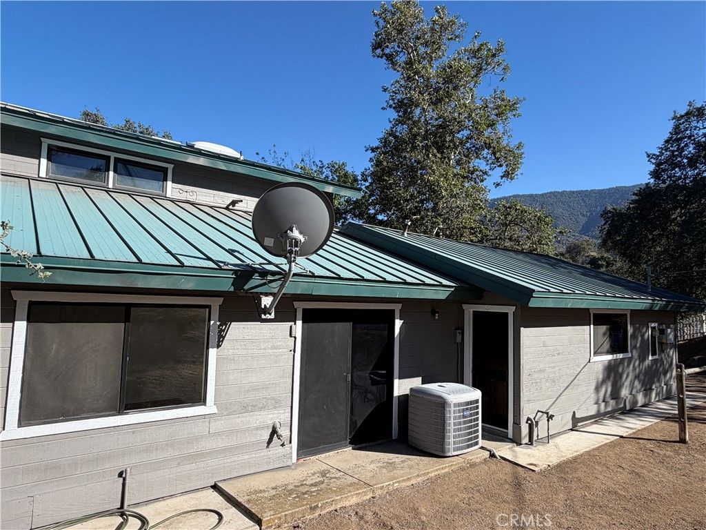 Image 9 of property listing at 29642 Hart Oaks Drive, Keene, CA 93531