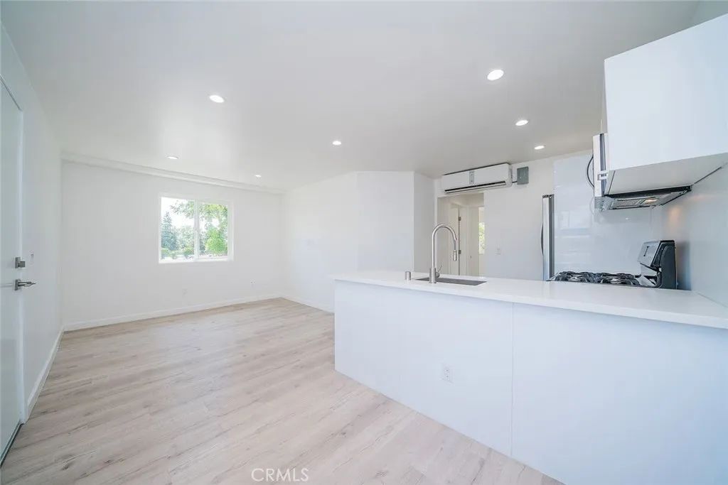 6745 Laurel Canyon 201, North Hollywood, CA 91606