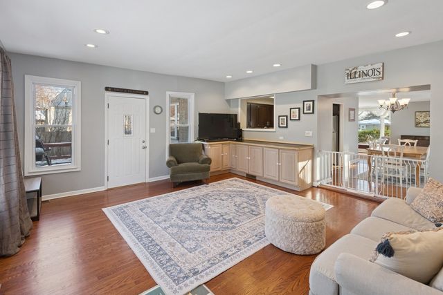 8646 E Prairie Road, Skokie, IL 60076