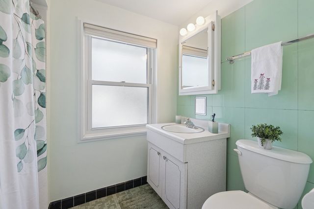 8646 E Prairie Road, Skokie, IL 60076