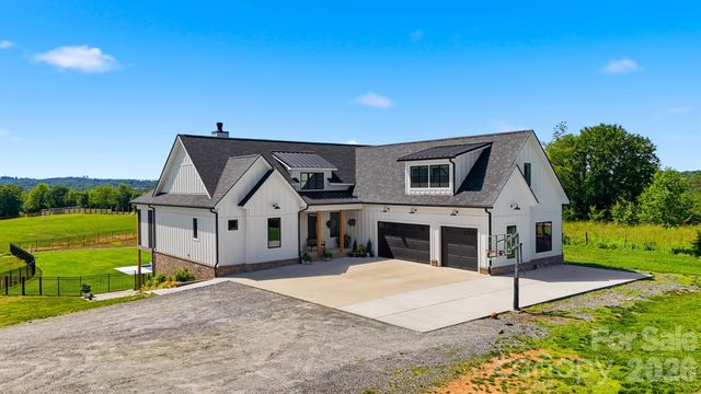 2322 Moss Farm Road, Hickory, NC 28602