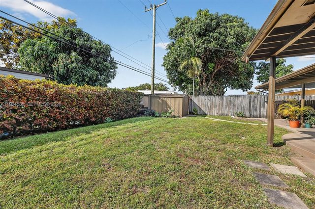 1010 W 33rd Pl, Hialeah, FL 33012